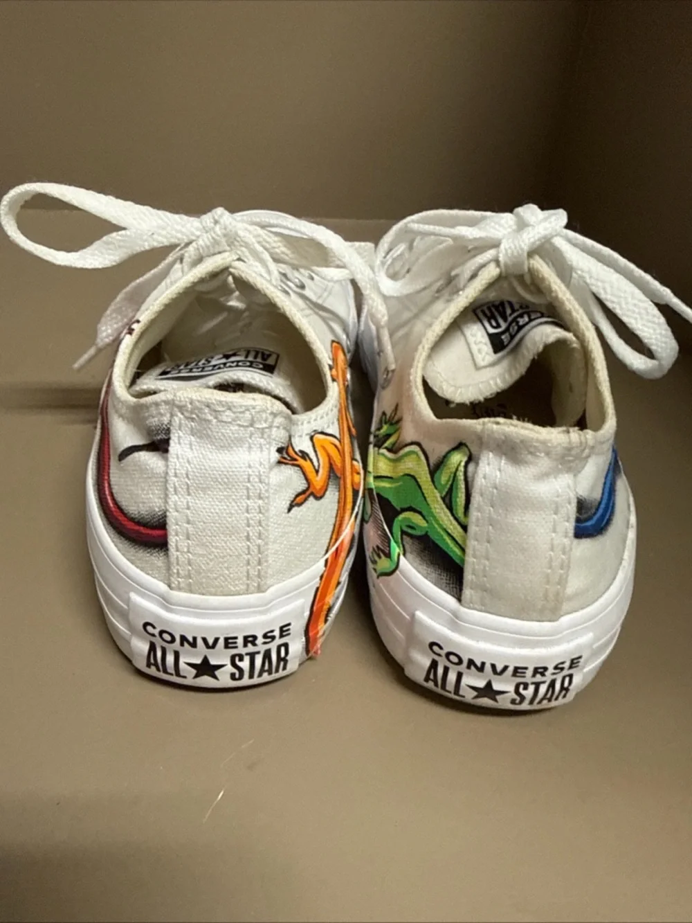 Kids Leaping Lizard Salamander Newt White Low Top Converse Size 4